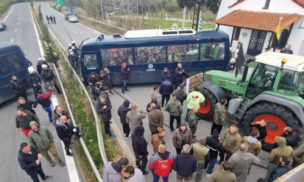 Ένταση στον Αλμυρό μεταξύ αγροτών και αστυνομίας - Μπλόκο στα μπλόκα